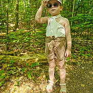 Gabriela a rejoint le concours — aidez-le/la à gagner de superbes lots ! cap, casual, child, fashion, forest, greenery, leaves, nature, outdoor, path, person, sandals, shorts, standing, summer, sunglasses, sunlight, trees, woods, young