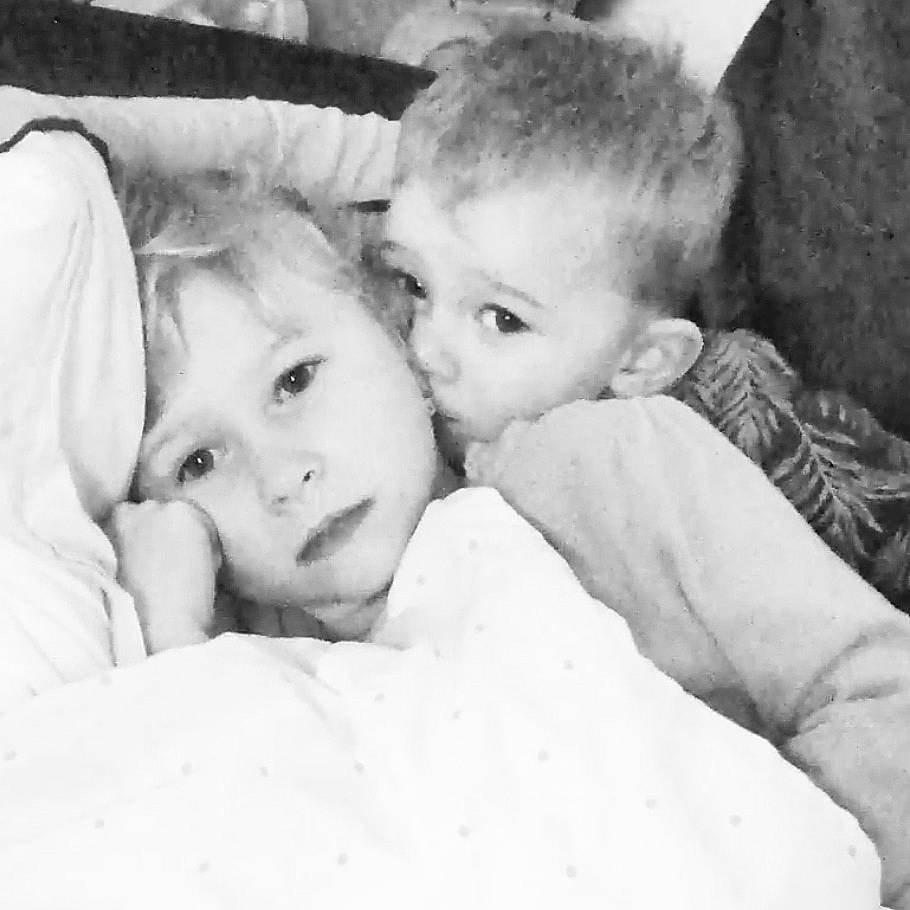 Leane participe au concours pour gagner de l'argent avec cette photo : baby, cheek, child, comfort, eye, fun, fur, gesture, grass, happy, head, interaction, iris, monochrome, monochrome_photography, nose, person, sitting, skin, toddler