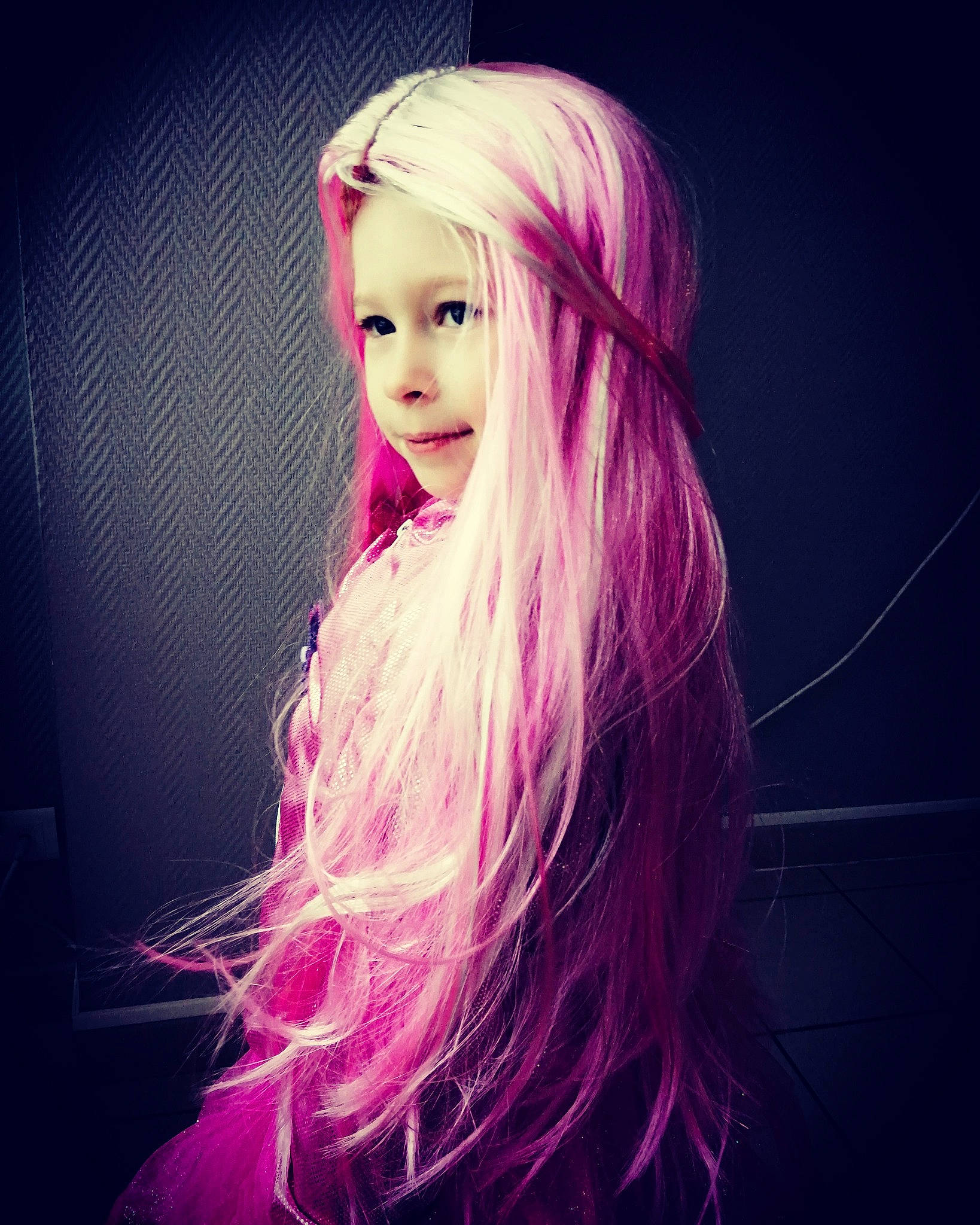 Leane participe au concours pour gagner de l'argent avec cette photo : bangs, black_hair, brown_hair, cg_artwork, electric_blue, entertainment, event, eyelash, flash_photography, happy, human_body, layered_hair, lip, long_hair, magenta, person, pink, purple, step_cutting, violet