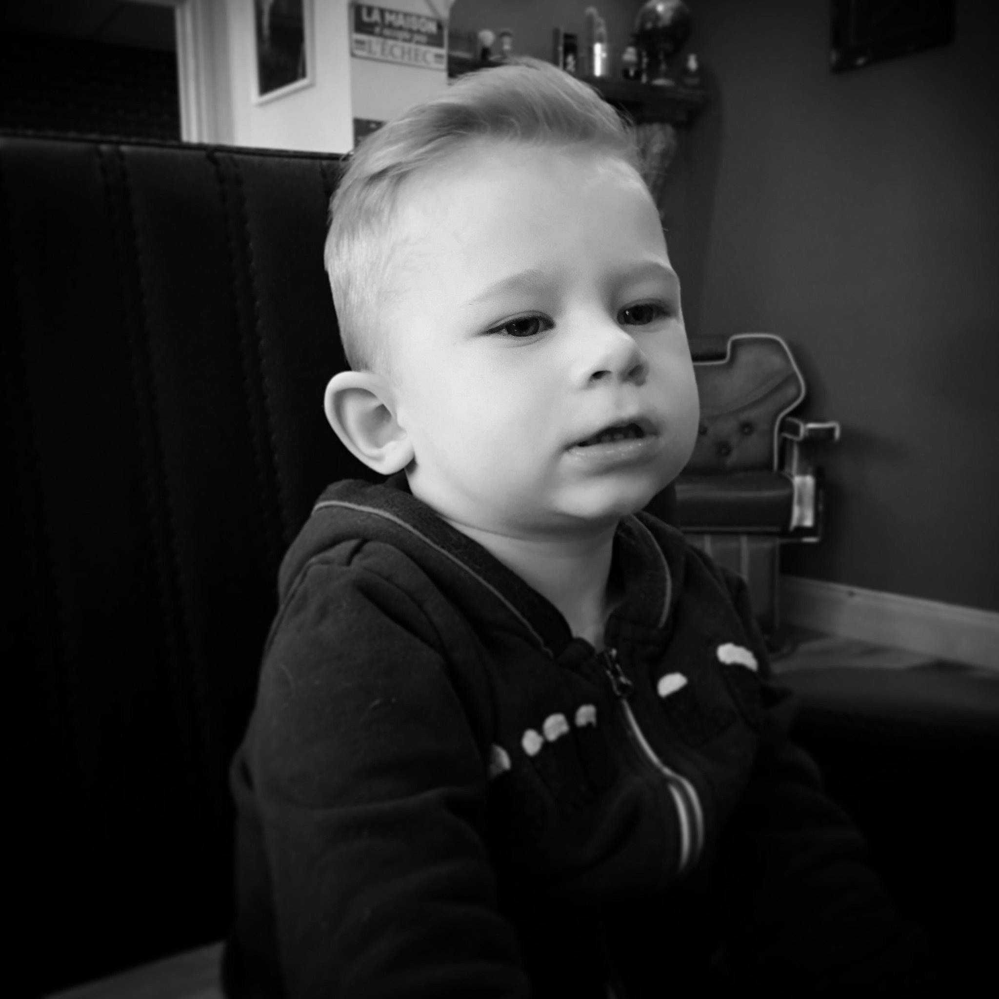 Roman a rejoint le concours — aidez-le/la à gagner de superbes lots ! audio_equipment, baby, baby_toddler_clothing, cheek, child, cloud, ear, eyelash, flash_photography, fun, happy, hearing, iris, monochrome, monochrome_photography, person, sitting, sleeve, smile, t_shirt