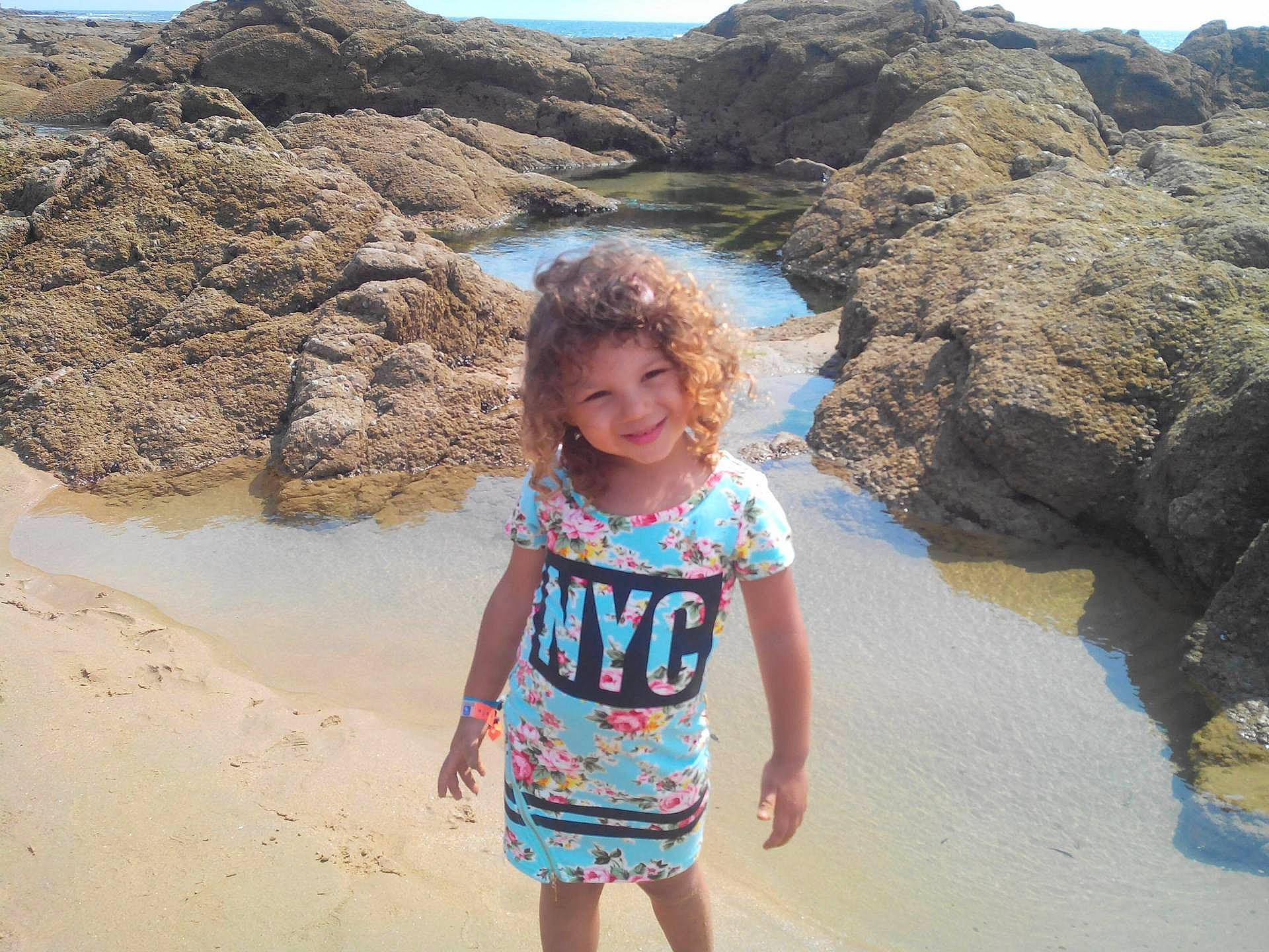 Kamelya participe au concours pour gagner de l'argent avec cette photo : beach, body_of_water, coast, fun, girl, joy, landscape, ocean, person, rock, sand, sea, smile, summer, tourism, travel, vacation, water