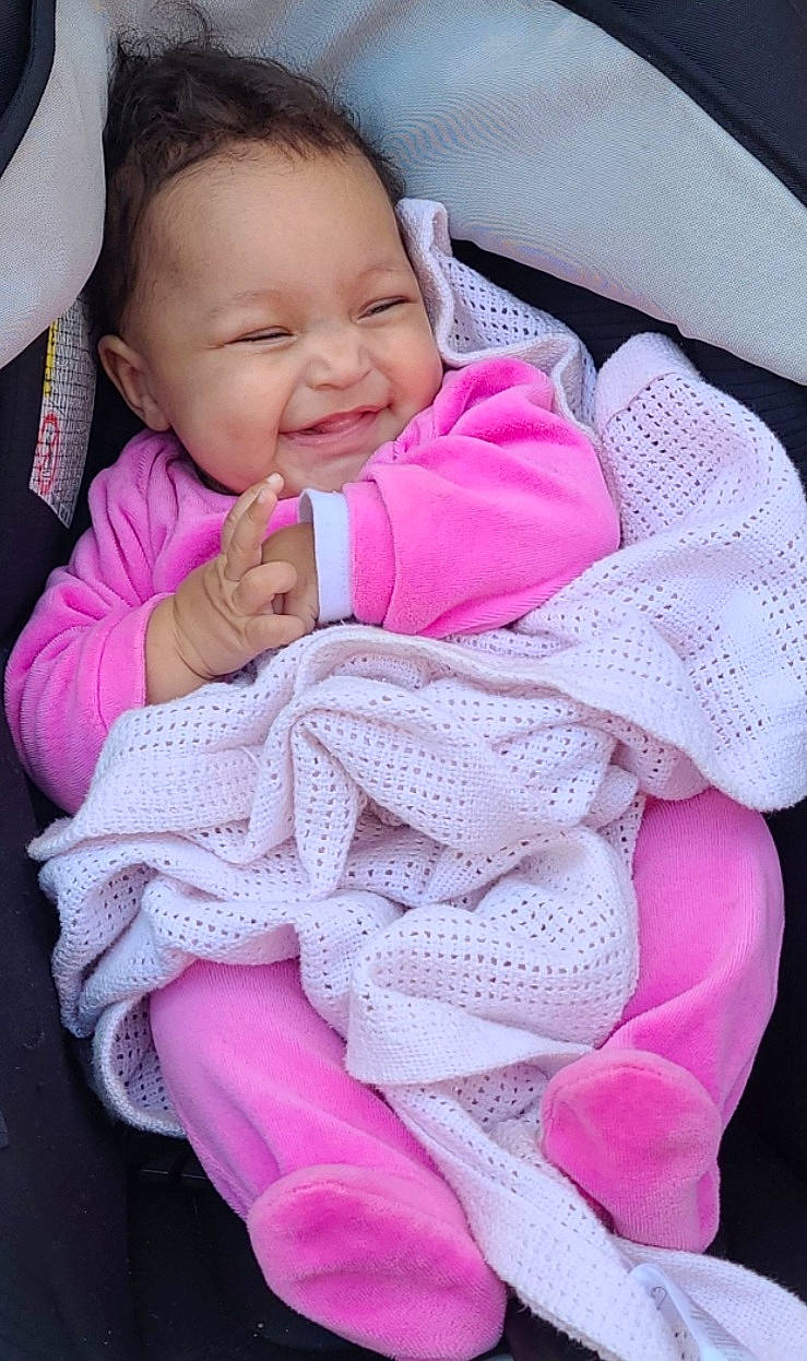 Elya a rejoint le concours — aidez-le/la à gagner de superbes lots ! baby, baby_carriage, baby_toddler_clothing, cheek, comfort, face, finger, hand, lip, magenta, mouth, nose, person, pink, product, purple, skin, sleeve, smile, thumb