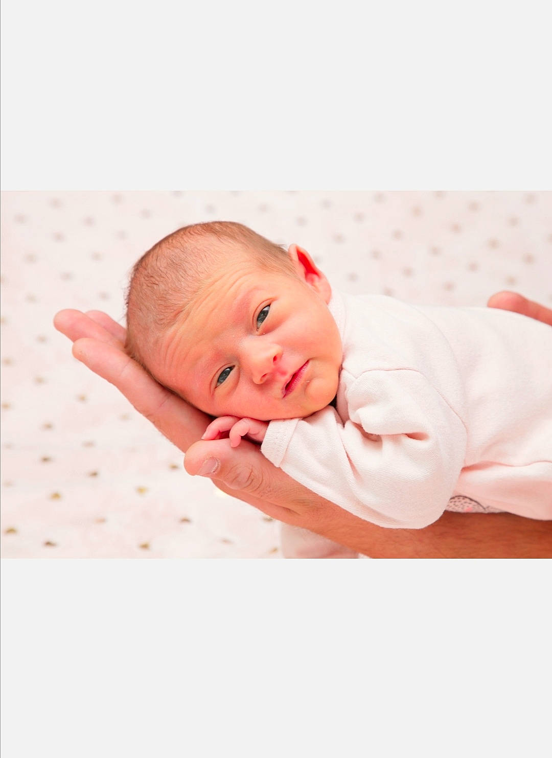 Inaya a rejoint le concours — aidez-le/la à gagner de superbes lots ! baby, baby_toddler_clothing, cheek, child, collar, comfort, face, happy, linens, pattern, person, portrait_photography, sitting, sleeve, t_shirt, toddler