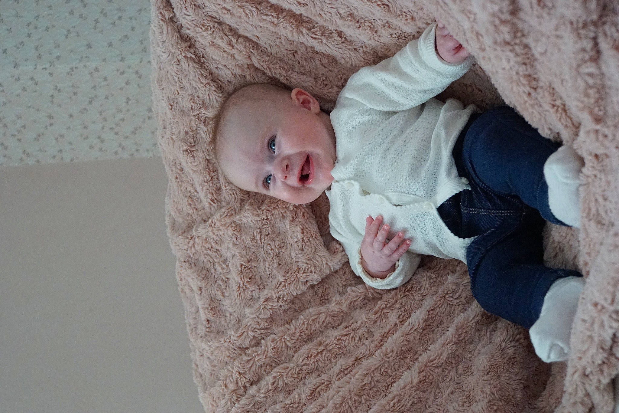 Sélène participe au concours pour gagner de l'argent avec cette photo : arm, baby, baby_toddler_clothing, cheek, comfort, finger, flooring, hand, iris, leg, linens, mammal, nose, person, sitting, skin, sleeve, textile, toddler, tree