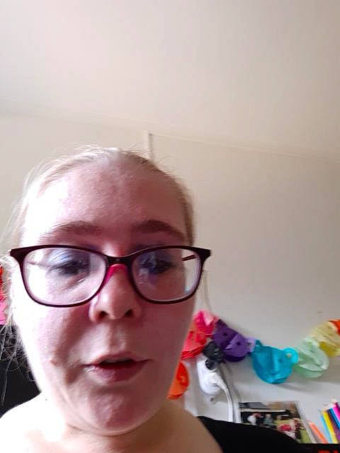 Erwan a rejoint le concours — aidez-le/la à gagner de superbes lots ! cheek, ear, eyebrow, eyelash, eyewear, finger, fun, gadget, gesture, glasses, happy, jaw, jewellery, lip, magenta, neck, necklace, nose, person, selfie