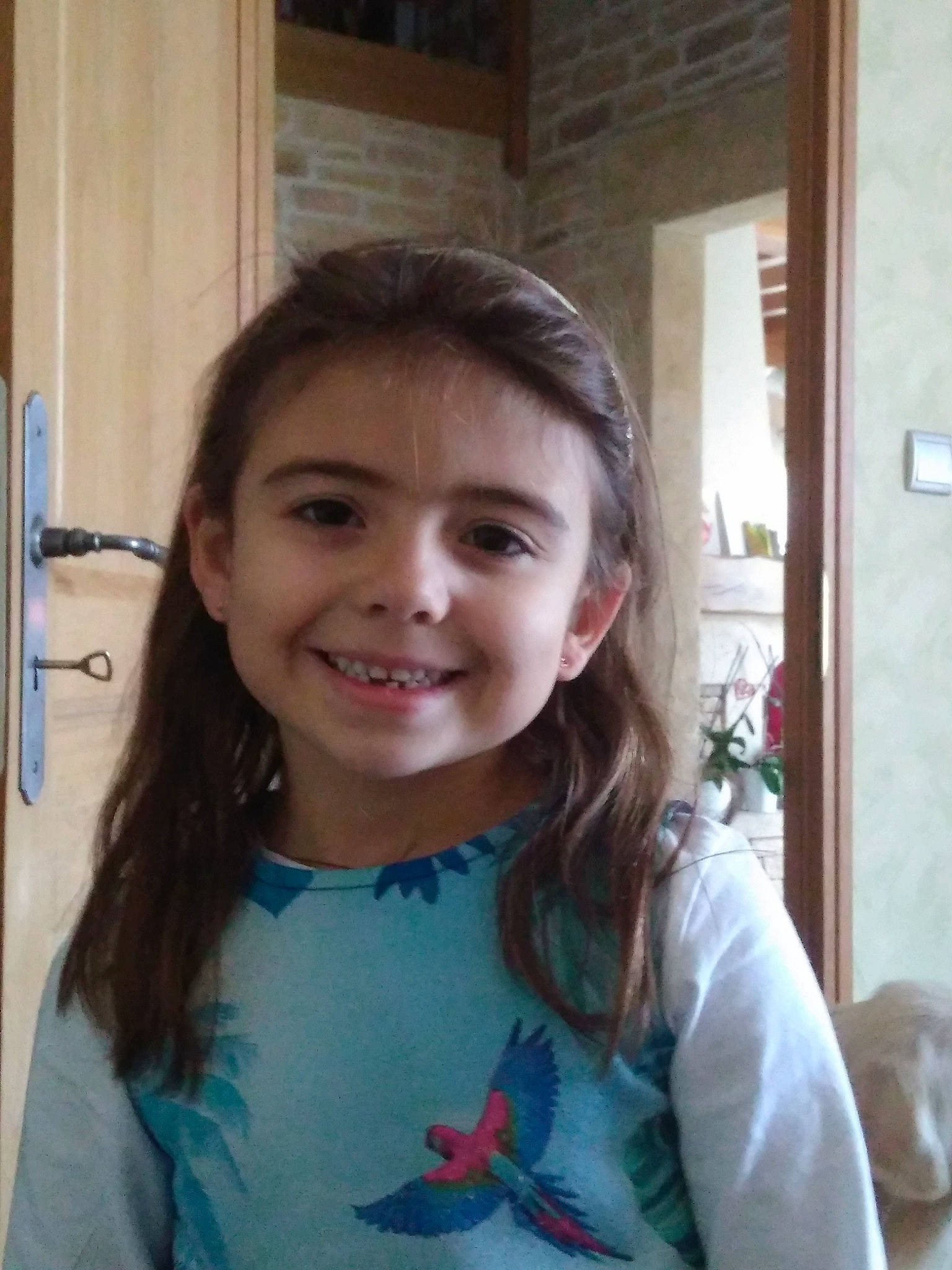 Flore participe au concours pour gagner de l'argent avec cette photo : cheek, child, child_model, chin, day, eyebrow, face, forehead, girl, hair, hairstyle, head, human_hair_color, joy, long_hair, organ, person, product, skin, smile