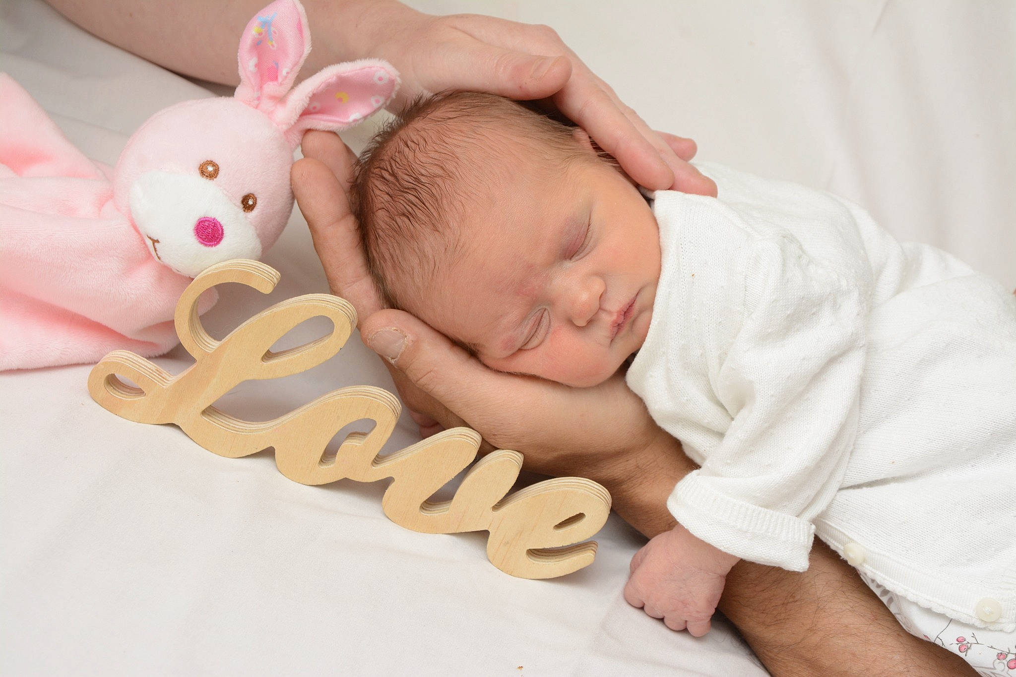Lilou participe au concours pour gagner de l'argent avec cette photo : baby, baby_products, baby_sleeping, baby_toddler_clothing, bedtime, child, comfort, finger, font, foot, hand, happy, linens, nail, pattern, person, pink, skin, textile, thumb