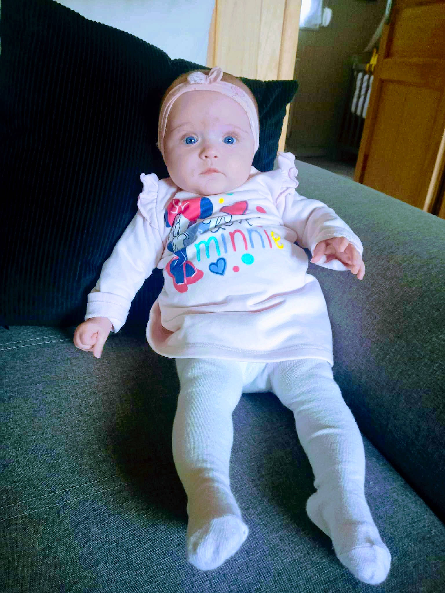 Lilou a rejoint le concours — aidez-le/la à gagner de superbes lots ! baby, baby_products, baby_toddler_clothing, chair, cheek, child, comfort, electric_blue, flooring, foot, fur, happy, person, room, sitting, skin, sleeve, thumb, toddler