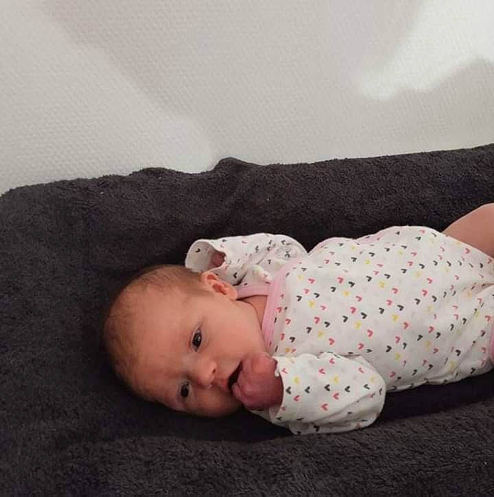 Lilou a rejoint le concours — aidez-le/la à gagner de superbes lots ! baby, baby_sleeping, baby_toddler_clothing, bedding, cheek, child, comfort, face, facial_expression, head, linens, lip, nap, pattern, person, portrait_photography, room, sitting, skin, sleeve