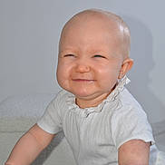 Charlie a rejoint le concours — aidez-le/la à gagner de superbes lots ! baby, child, infant, smiling, white_clothing, crawling, cute, chubby_cheeks, portrait, indoor, light_background, short_hair, happy, skin, person, young_child, face, one_person, toddler, expression