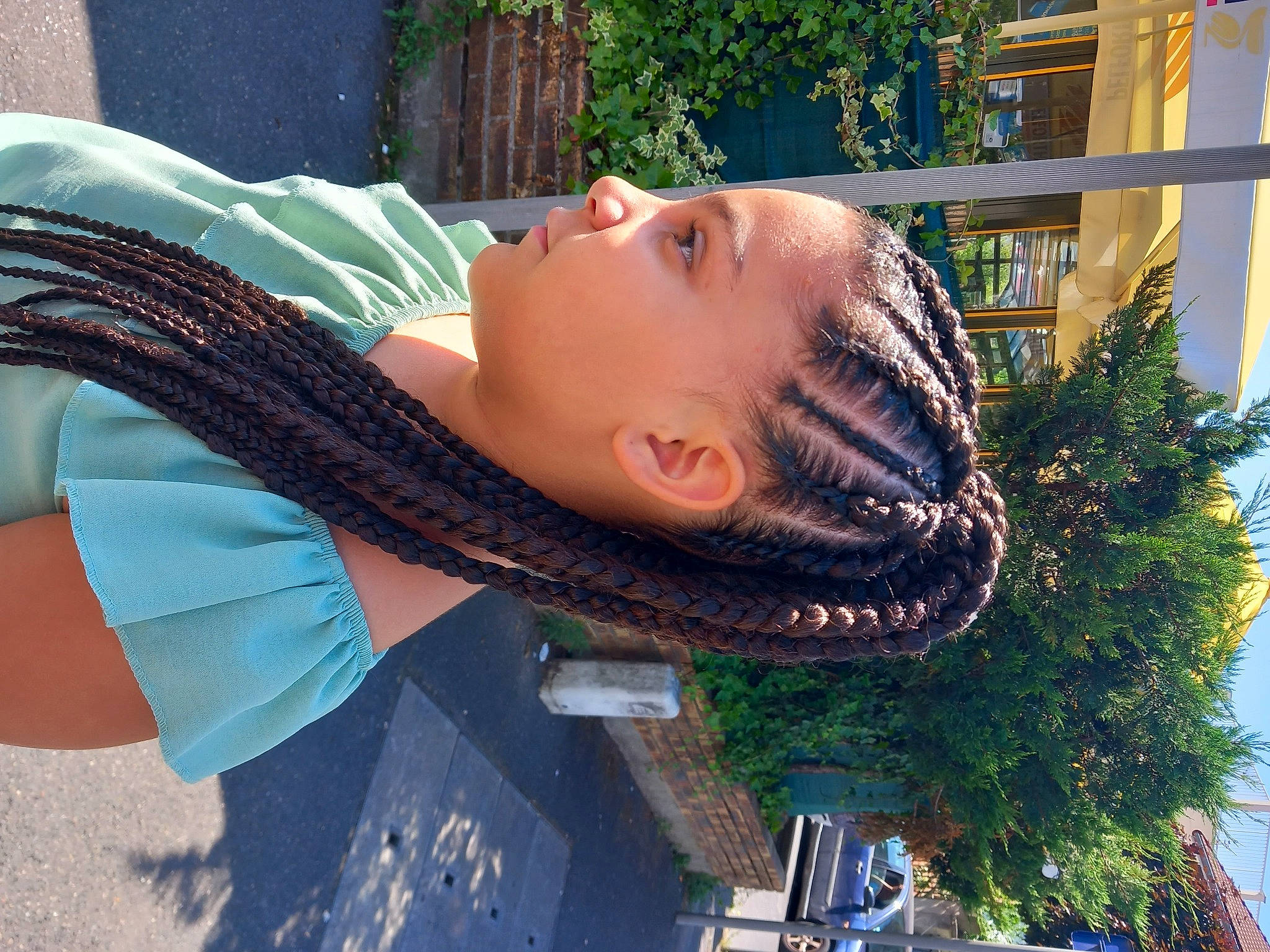 Léonie participe au concours pour gagner de l'argent avec cette photo : art, cool, eyewear, fashion_accessory, fun, grass, leisure, pattern, person, plant, scarf, shawl, tints_and_shades, tree, visual_arts