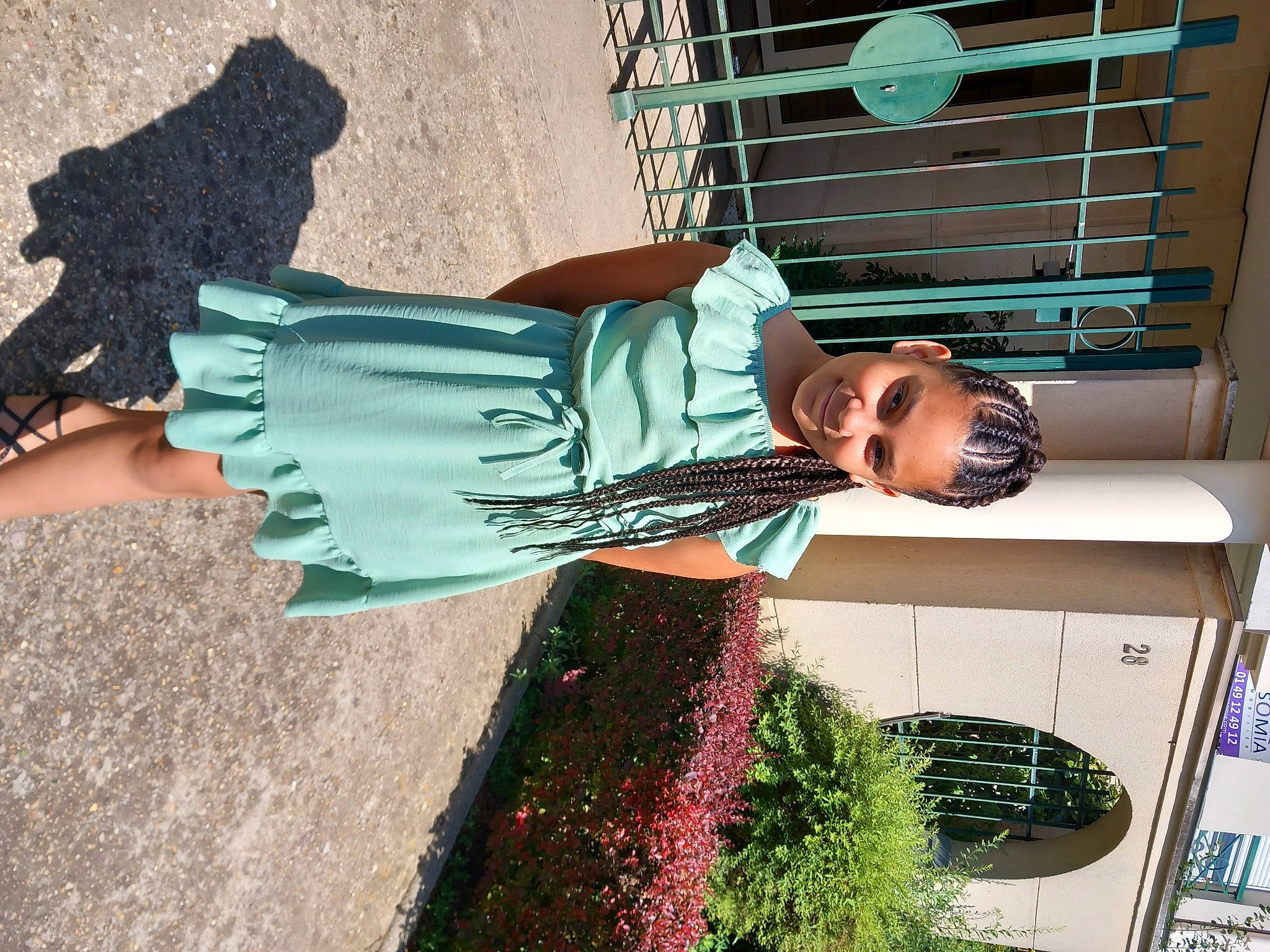 Léonie participe au concours pour gagner de l'argent avec cette photo : beauty, cool, denim, dress, electric_blue, eyewear, fashion_accessory, fun, green, human_leg, joy, leisure, pattern, person, room, shoulder, sitting, sunglasses, thigh, tints_and_shades