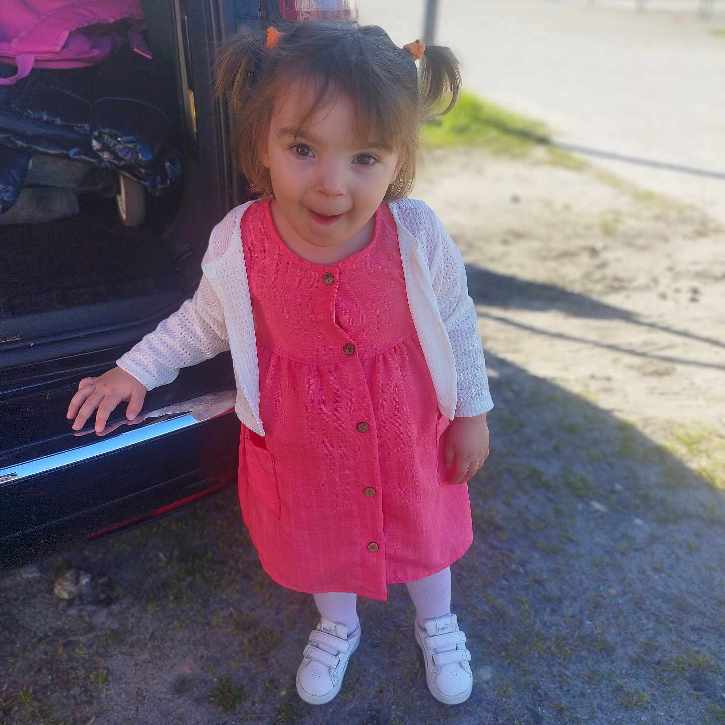 Cataleya participe au concours pour gagner de l'argent avec cette photo : alloywheel, car, carwheel, child, clothing, dress, face, female, footwear, girl, head, machine, person, photography, portrait, shoe, spoke, tire, transportation, vehicle