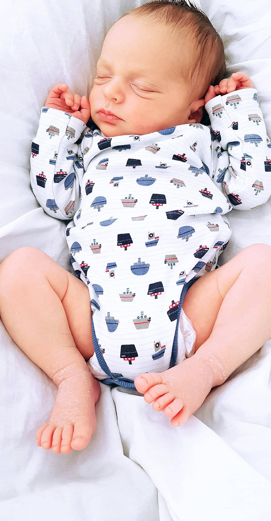 Ardian participe au concours pour gagner de l'argent avec cette photo : baby, baby_products, baby_sleeping, baby_toddler_clothing, child, infant_bodysuit, pattern, person, product, sleep, sleeve, toddler