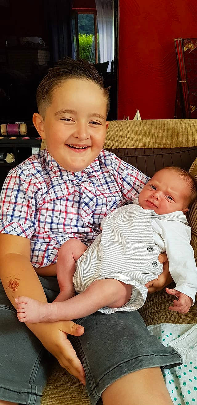 Ardian participe au concours pour gagner de l'argent avec cette photo : baby, cheek, child, daughter, joy, person, sibling, sitting, toddler