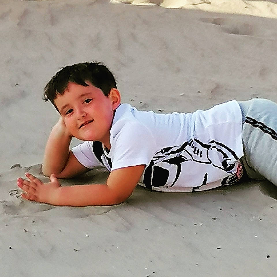 Alban a rejoint le concours — aidez-le/la à gagner de superbes lots ! child, fun, happy, leg, person, play, sand, smile, t_shirt, toddler, vacation