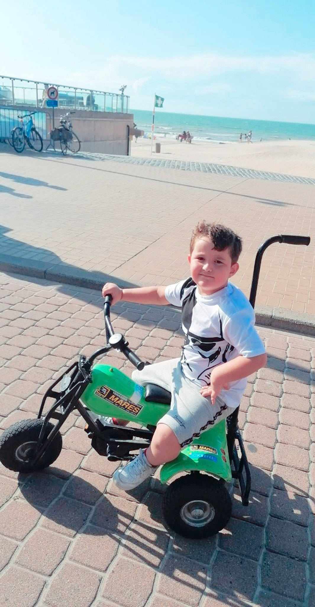 Alban a rejoint le concours — aidez-le/la à gagner de superbes lots ! motorized_scooter, person, product, riding_toy, scooter, vehicle