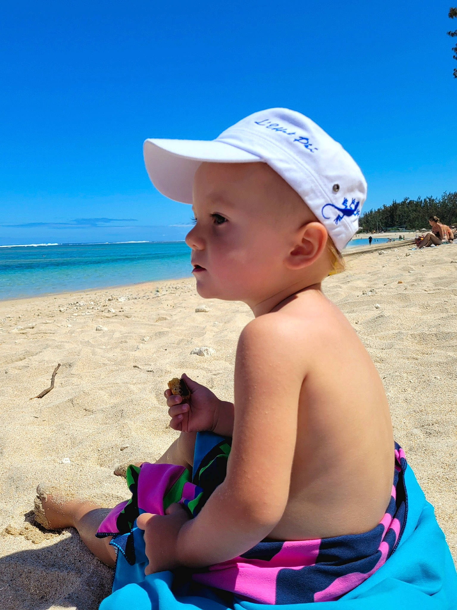 Oscar participe au concours pour gagner de l'argent avec cette photo : azure, baseball_cap, beach, cap, electric_blue, fun, happy, hat, holiday, leisure, light, people_on_beach, person, photograph, sky, summer, sun_hat, toddler, travel, water
