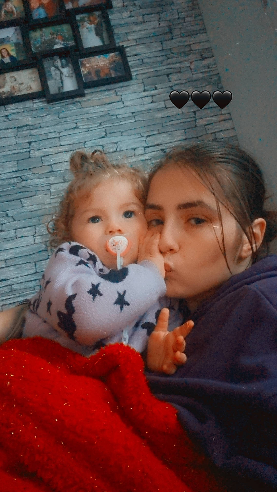 Angela a rejoint le concours — aidez-le/la à gagner de superbes lots ! baby, baby_toddler_clothing, cheek, child, flooring, fun, fur, gesture, happy, head, hug, iris, lip, nose, pattern, person, sitting, skin, toddler, vacation