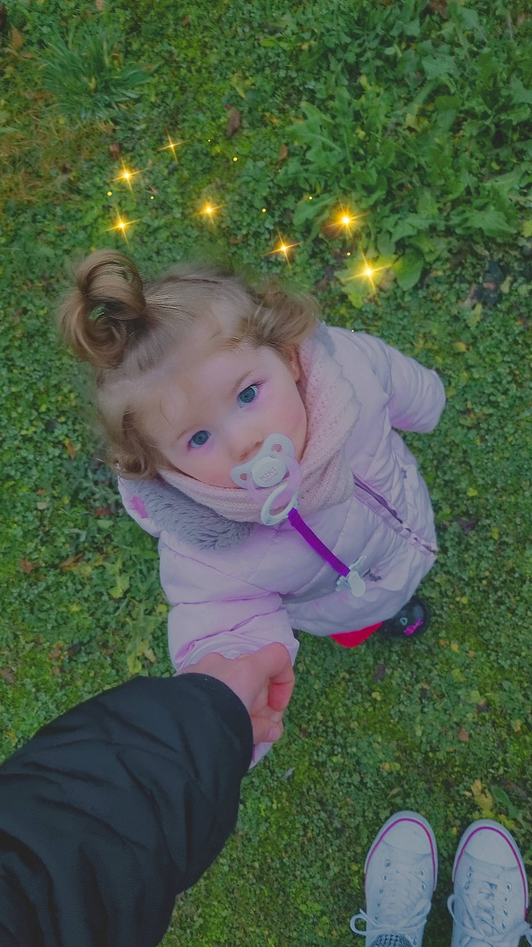 Angela a rejoint le concours — aidez-le/la à gagner de superbes lots ! baby, baby_toddler_clothing, beauty, child, christmas_tree, conifer, event, fun, garden, grass, happy, holiday, lawn, light, ornament, people_in_nature, person, plant, sitting, toddler