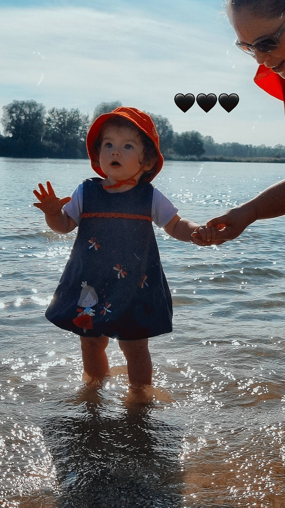 Angela participe au concours pour gagner de l'argent avec cette photo : beach, child, fun, gesture, happy, hat, human, human_body, lake, leisure, people_in_nature, people_on_beach, person, recreation, sky, standing, summer, surprise, toddler, travel