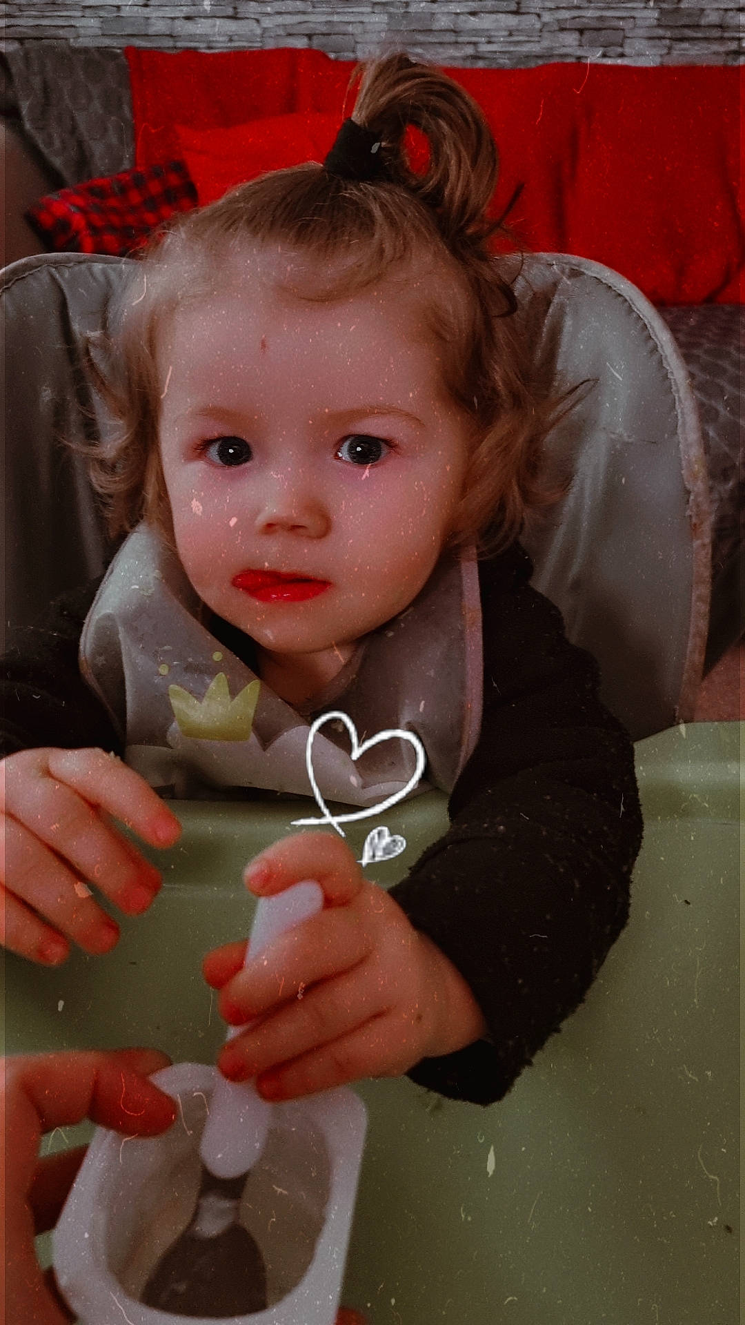 Angela participe au concours pour gagner de l'argent avec cette photo : cheek, chin, dress, eye, eyebrow, eyelash, finger, gesture, hair, hairstyle, hand, happy, head, human_body, iris, lip, mouth, nose, person, skin