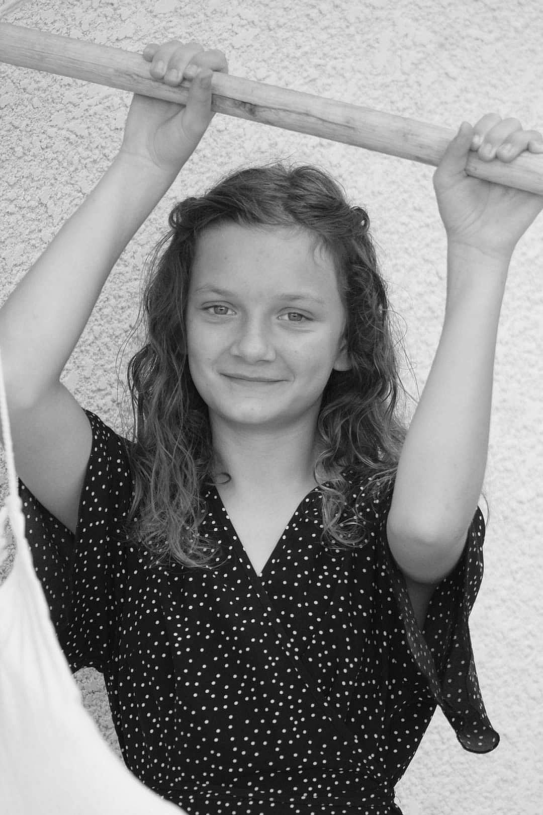 Kaly participe au concours pour gagner de l'argent avec cette photo : arm, black, black_and_white, clothing, facial_expression, fashion, flash_photography, gesture, hairstyle, hand, happy, human, joint, joy, lip, organ, person, photograph, shoulder, smile