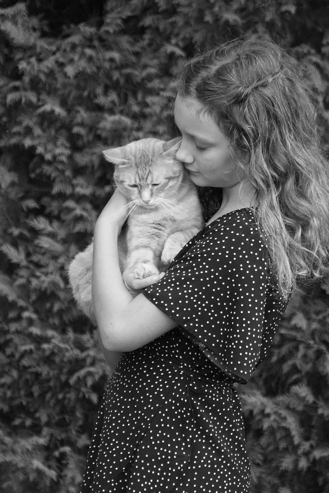 Kaly a rejoint le concours — aidez-le/la à gagner de superbes lots ! black_and_white, carnivore, cat, clothing, fawn, felidae, flash_photography, gesture, grass, hand, happy, interaction, long_hair, monochrome, monochrome_photography, people_in_nature, person, plant, small_to_medium_sized_cats, style