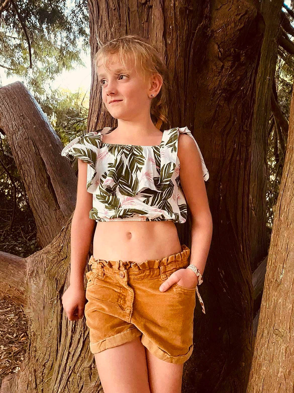 Kyllin a rejoint le concours — aidez-le/la à gagner de superbes lots ! chest, clothing, fashion, fawn, happy, human_body, jean_short, navel, people_in_nature, person, shorts, shoulder, summer, sunlight, t_shirt, thigh, tree, trunk, waist, wood