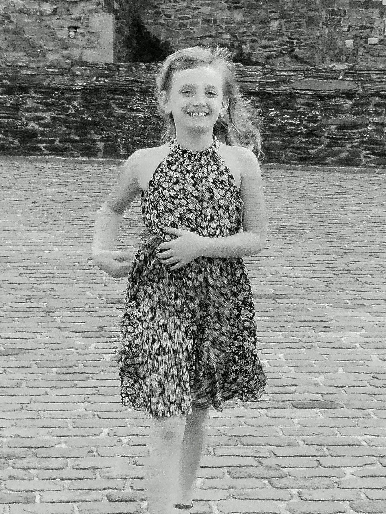 Kyllin participe au concours pour gagner de l'argent avec cette photo : black_and_white, day_dress, dress, flash_photography, gesture, grass, grey, happy, human_body, joy, monochrome, monochrome_photography, one_piece_garment, people_in_nature, person, photograph, plant, smile, style, thigh