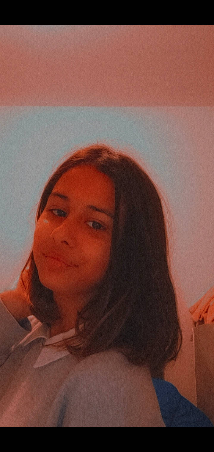 Sarah a rejoint le concours — aidez-le/la à gagner de superbes lots ! beauty, black_hair, brown, brown_hair, cheek, chin, eyebrow, forehead, hair_coloring, hairstyle, jaw, joy, layered_hair, lip, long_hair, neck, peach, person, photograph, selfie