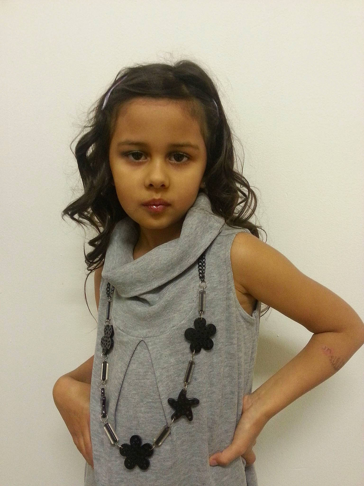 Sarah a rejoint le concours — aidez-le/la à gagner de superbes lots ! arm, cheek, child, child_model, face, fashion_accessory, gesture, hair, head, joint, lip, neck, outerwear, person, shoulder, sleeve, smile, t_shirt, toddler, top