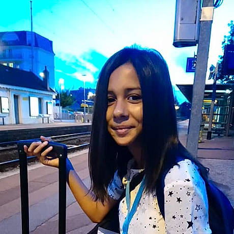 Sarah a rejoint le concours — aidez-le/la à gagner de superbes lots ! beauty, black_hair, blue, cool, electric_blue, face, fun, hair, hairstyle, head, joy, lady, lip, long_hair, person, photograph, photography, sky, smile, snapshot