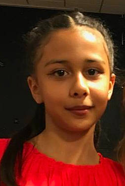 Sarah participe au concours pour gagner de l'argent avec cette photo : black_hair, cheek, child, chin, ear, eye, eyebrow, face, forehead, hair, hairstyle, head, jaw, lady, lip, long_hair, neck, nose, person, portrait