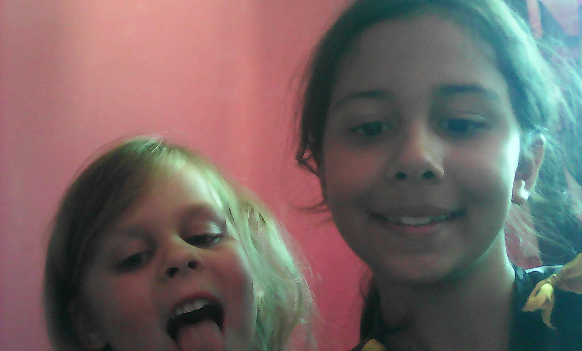 Louna participe au concours pour gagner de l'argent avec cette photo : cheek, child, chin, eye, eyebrow, face, facial_expression, forehead, friendship, fun, happy, head, joy, lip, mouth, nose, organ, people, person, selfie