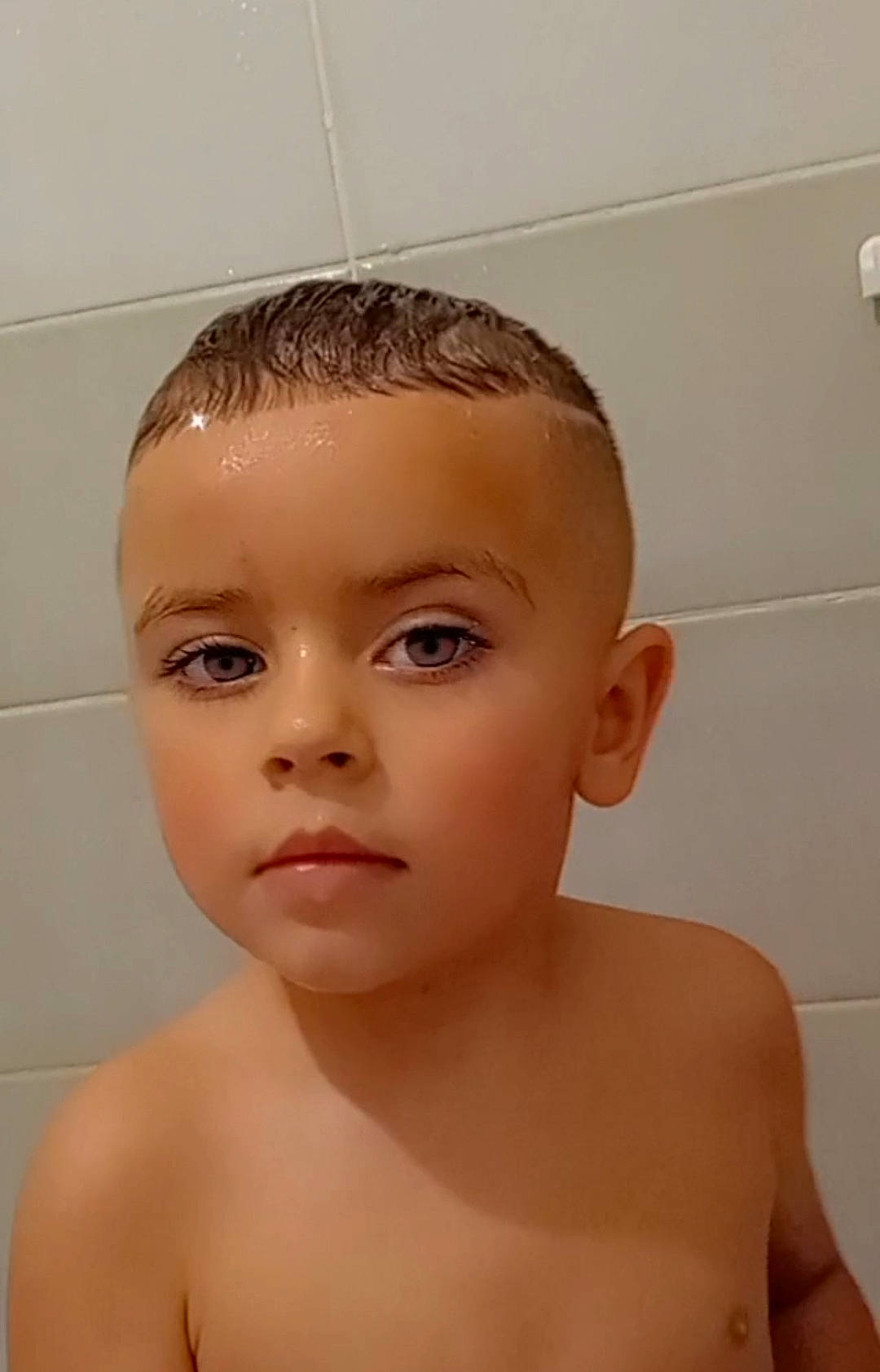 Leyson a rejoint le concours — aidez-le/la à gagner de superbes lots ! arm, bathing, cheek, ear, eyelash, face, forehead, hand, headgear, human_body, iris, jaw, leg, lip, mouth, neck, no_expression, nose, person, plumbing_fixture