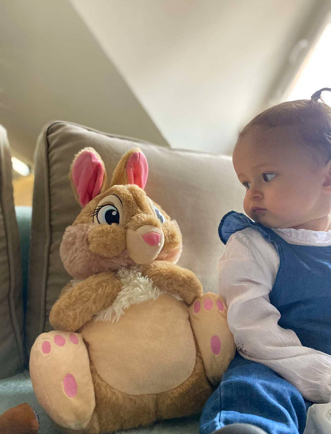 Mayvi participe au concours pour gagner de l'argent avec cette photo : baby_toddler_clothing, child, comfort, ear, fawn, happy, head, mammal, nose, person, pink, plush, rabbit, rabbits_and_hares, room, skin, stuffed_toy, teddy_bear, textile, toddler
