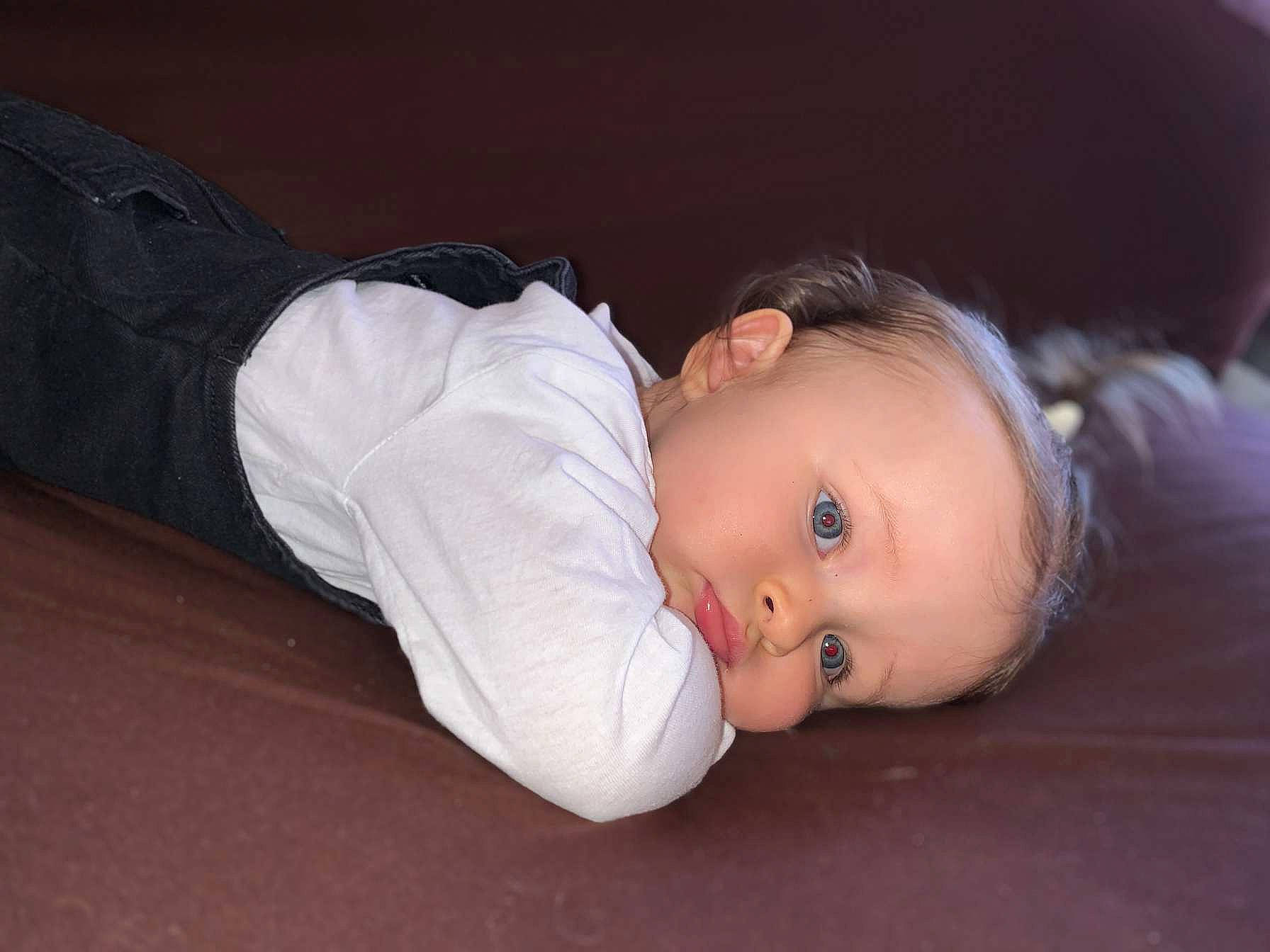 Mayvi a rejoint le concours — aidez-le/la à gagner de superbes lots ! baby, baby_toddler_clothing, cheek, child, comfort, elbow, flash_photography, flooring, fun, grass, hardwood, nose, person, portrait_photography, sitting, sleeve, toddler, wood