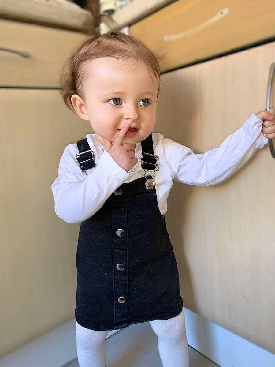 Mayvi a rejoint le concours — aidez-le/la à gagner de superbes lots ! arm, baby, baby_toddler_clothing, blazer, blond, cheek, child, collar, dress_shirt, formal_wear, gesture, hand, happy, neck, person, skin, sleeve, standing, suit, toddler
