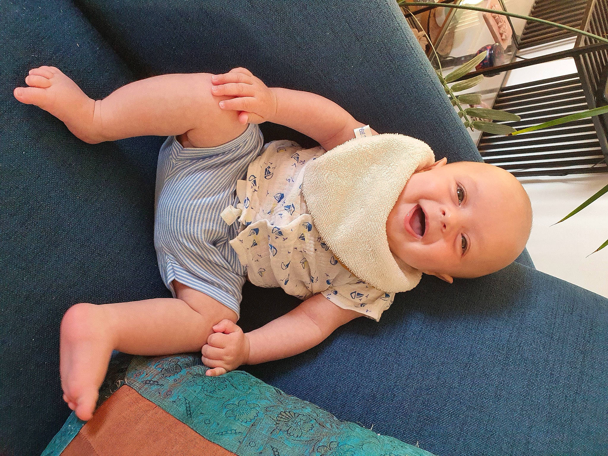 Quentin participe au concours pour gagner de l'argent avec cette photo : baby, baby_toddler_clothing, child, comfort, finger, flooring, grass, happy, hat, human_leg, joint, leg, leisure, person, skin, sleeve, smile, sun_hat, thigh, toddler