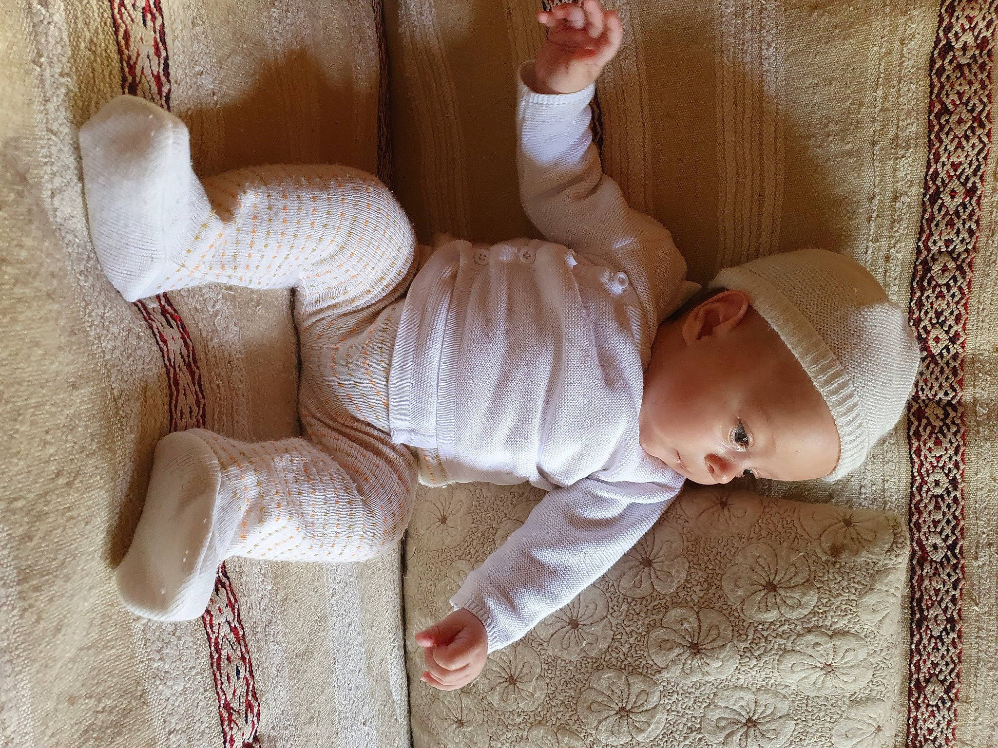 Quentin participe au concours pour gagner de l'argent avec cette photo : baby, baby_products, baby_sleeping, baby_toddler_clothing, child, comfort, eye, foot, hat, headgear, human_leg, knee, linens, person, product, room, sleeve, thigh, toddler, wood
