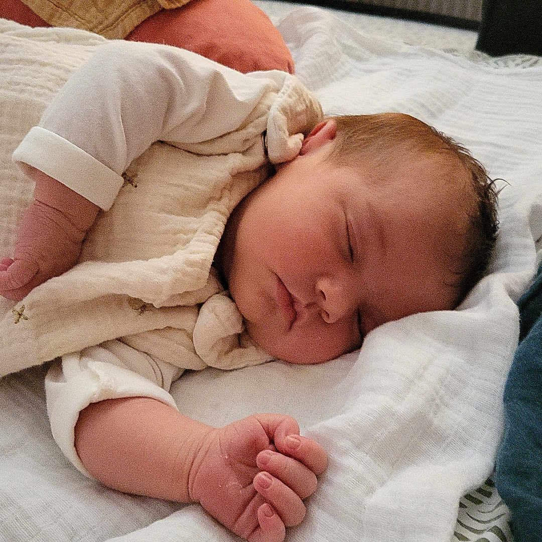 Suzie a rejoint le concours — aidez-le/la à gagner de superbes lots ! baby, bed, blanket, child, clothing, cozy, cute, face, hand, head, indoors, infant, newborn, peaceful, person, portrait, resting, skin, sleeping, soft