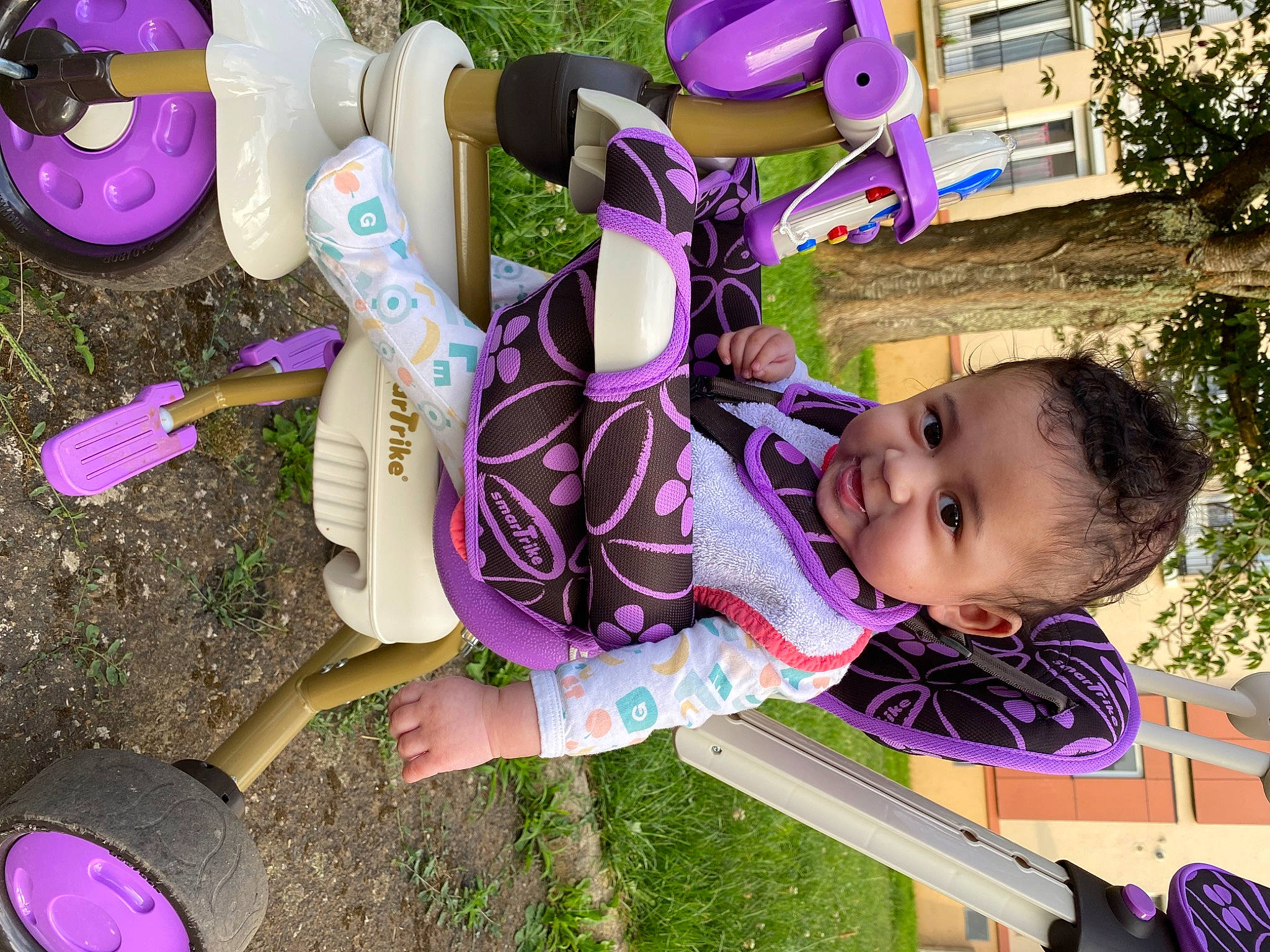 Sëita participe au concours pour gagner de l'argent avec cette photo : baby_toddler_clothing, city, fun, grass, green, happy, leisure, person, pink, plant, purple, recreation, shoe, smile, snapshot, sneakers, tire, toddler, tree, violet