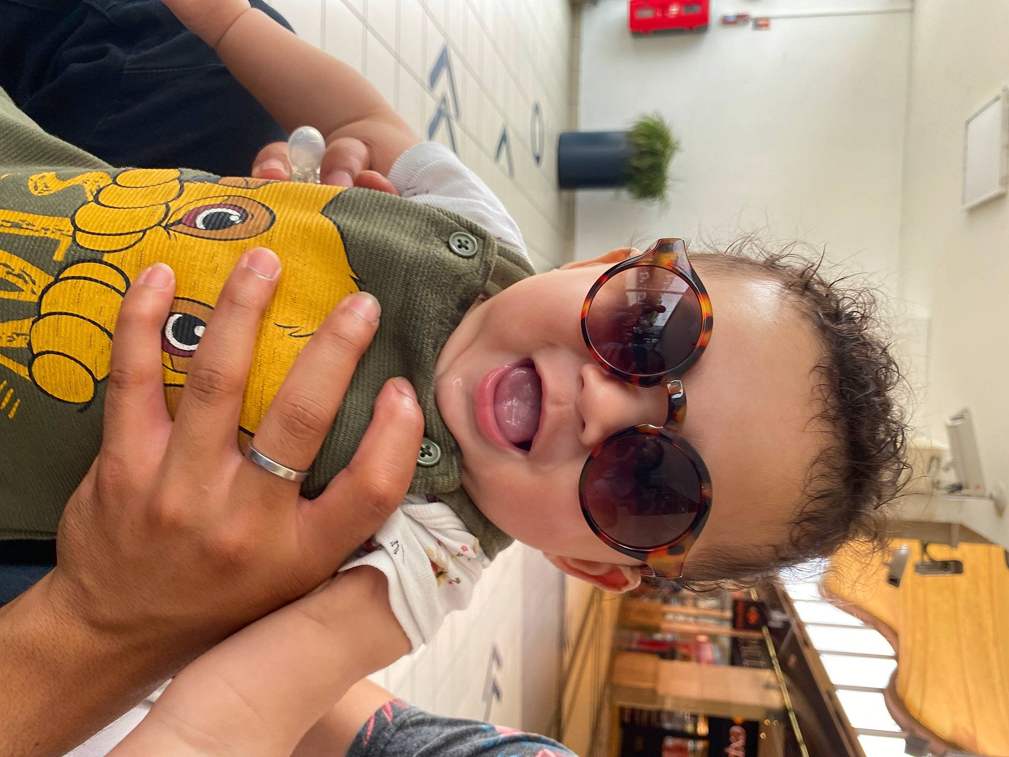 Sëita a rejoint le concours — aidez-le/la à gagner de superbes lots ! cool, eyelash, eyewear, finger, foot, fun, gesture, goggles, hand, happy, human_leg, mouth, nail, person, personal_protective_equipment, skin, sunglasses, thumb, toddler, vision_care