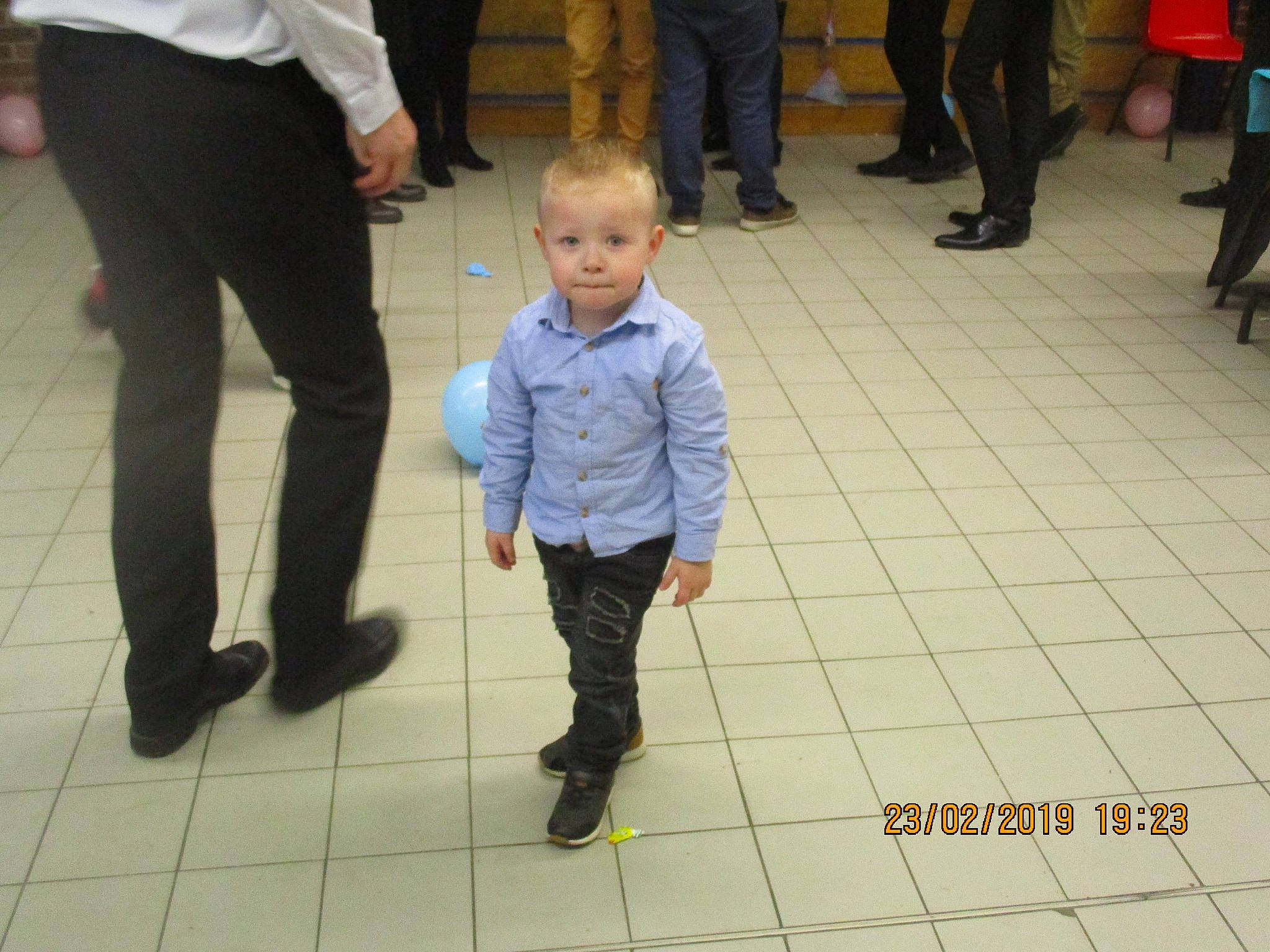 Mathias a rejoint le concours — aidez-le/la à gagner de superbes lots ! child, event, floor, flooring, footwear, fun, gesture, jeans, leg, male, outerwear, person, shoe, standing, toddler, trousers, trunk, walking