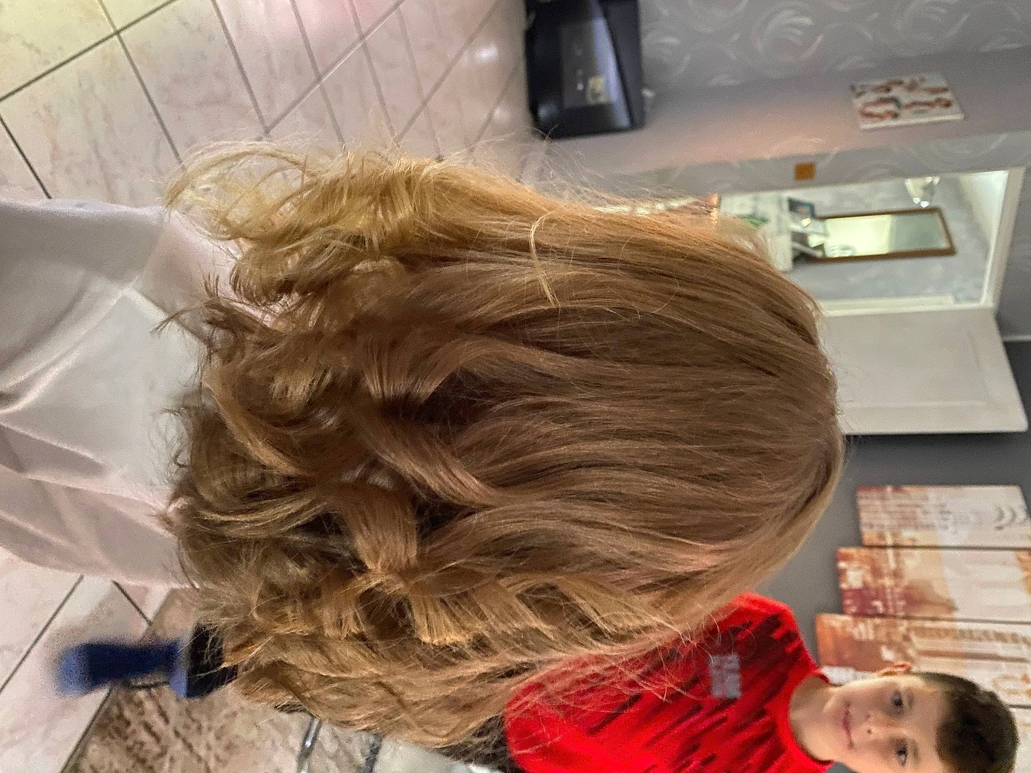 Maelys participe au concours pour gagner de l'argent avec cette photo : beauty_salon, brown_hair, bun, chair, chignon, child, chin, ear, eyewear, feathered_hair, fun, hair, hair_care, hair_coloring, hairdresser, hairstyle, head, layered_hair, person, snapshot