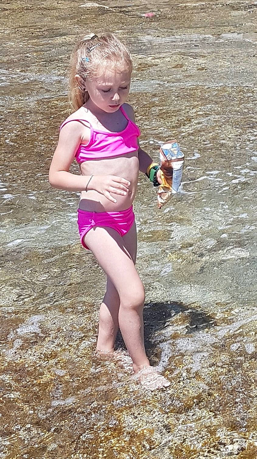 Maelys participe au concours pour gagner de l'argent avec cette photo : barefoot, beach, blond, happy, human_leg, leg, leisure, leotard, maillot, one_piece_swimsuit, people_in_nature, people_on_beach, person, sportswear, swimwear, thigh, toddler, undergarment, waist, water