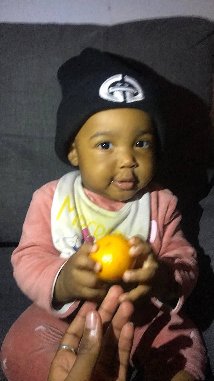 Ynociane participe au concours pour gagner de l'argent avec cette photo : arm, cap, cheek, chin, eye, facial_expression, finger, fruit, fun, happy, head, headwear, lip, mouth, natural_foods, nose, person, plant, skin, thumb