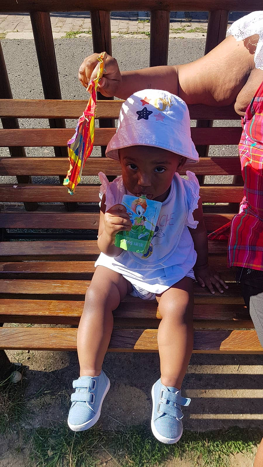 Ynociane participe au concours pour gagner de l'argent avec cette photo : baseball_cap, cap, child, electric_blue, eyewear, fun, happy, hat, headgear, headwear, human_leg, leisure, person, pink, purple, shoe, shorts, summer, sun_hat, t_shirt