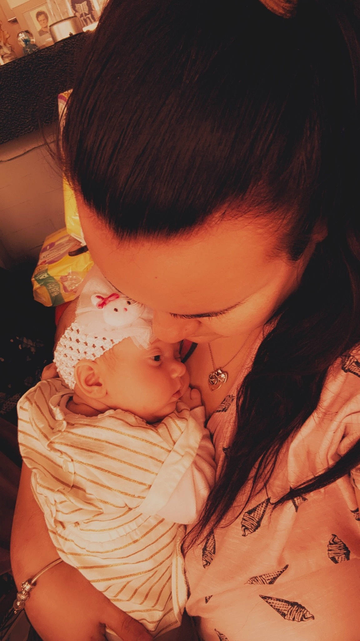 Kailly a rejoint le concours — aidez-le/la à gagner de superbes lots ! baby, black_hair, cheek, child, chin, ear, event, eyelash, fashion_accessory, gesture, happy, human_body, jewellery, kiss, lip, love, neck, nose, person, skin